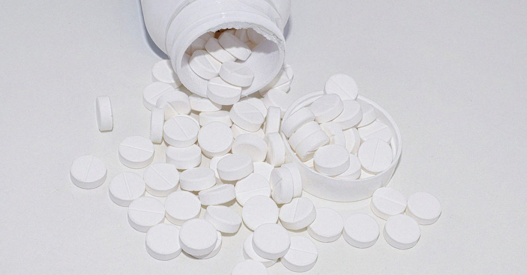 Auf diesem Foto sieht man einige weiße Magnesium-Tabletten. Diese können helfen, einen Magnesiummangel auszugleichen.