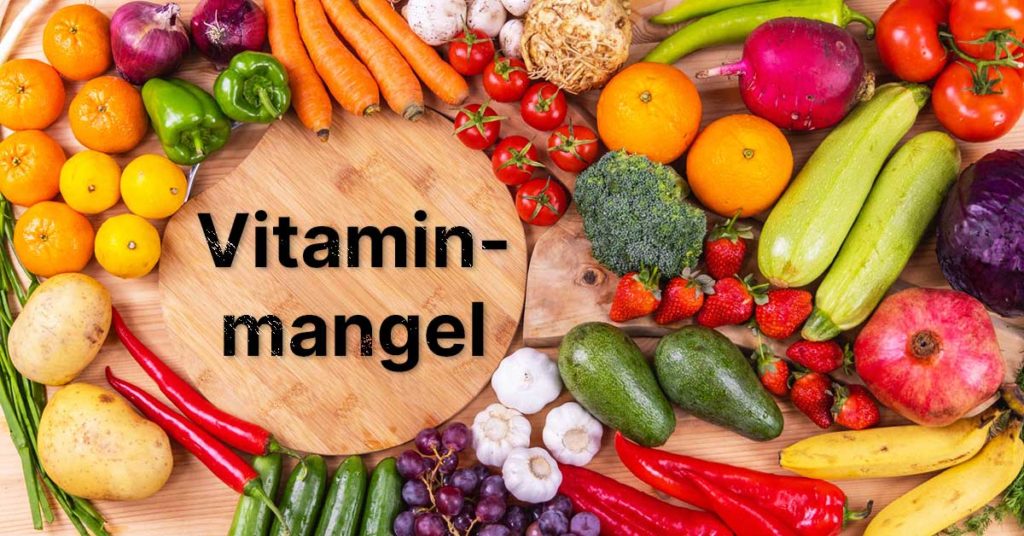 Auf diesem Bild sieht man verschiedenes vitaminreiches Obst und Gemüse. Der Verzehr davon kann helfen, einen Vitaminmangel zu beheben.