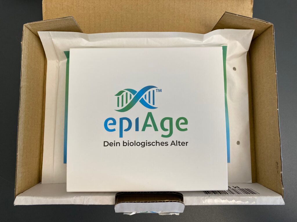 Foto des epiAge DNA-Testkits, verpackt in einem kleinen Karton.